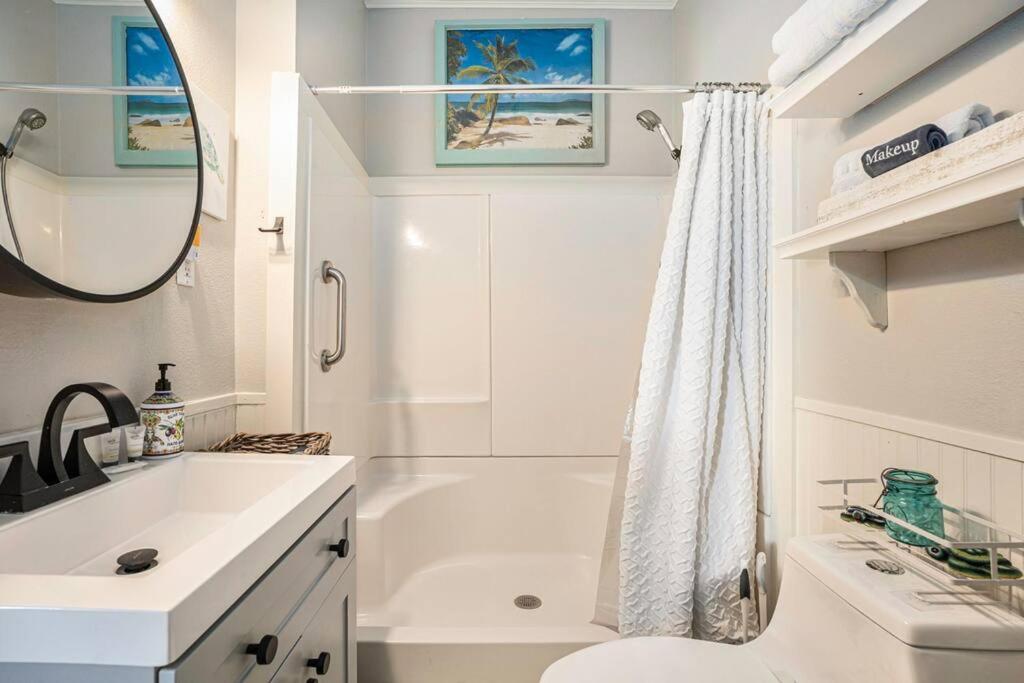 Beachy Bungalow! 2Bd, King Bed Galveston Esterno foto