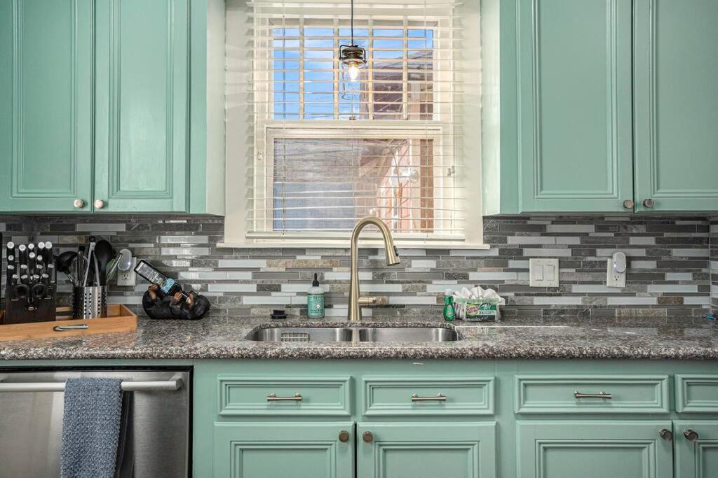 Beachy Bungalow! 2Bd, King Bed Galveston Esterno foto