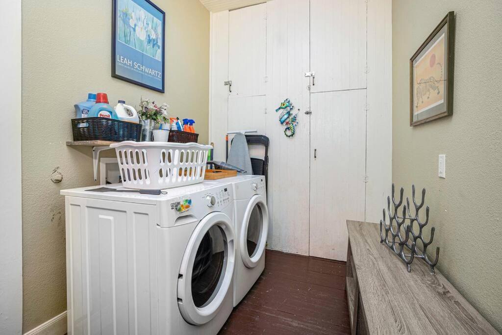 Beachy Bungalow! 2Bd, King Bed Galveston Esterno foto