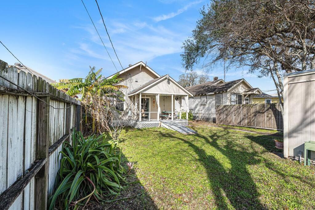 Beachy Bungalow! 2Bd, King Bed Galveston Esterno foto